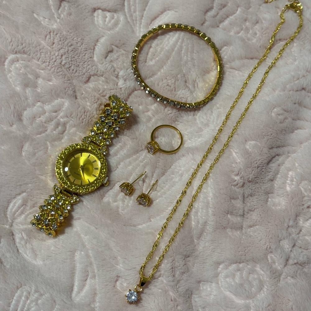Elegant Gold Jewelry Set with Crystals